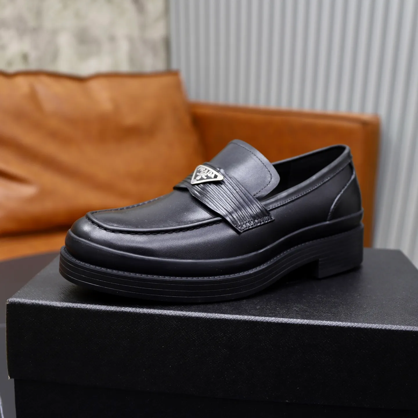 Men's shoes: 540💰🙅‍♂️🙅‍♂️🙅‍♂️ Brand: PRADA Standard code: Men's code 38-44 (45 can be customized) Grade: Same style as the official website Original order quality Material: Original cowhide surface Comfortable sheepskin lining Original outsole Style category: Men's fashionable casual leather shoes Distinguished big-name luxury elements Top luxury Color: actual picture color